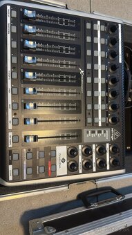 Predám zánovný Behringer X-Touch Compact v case - 5