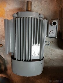 Predám pätkový el.motor 11kW 1400ot hriadeľ 38mm - 5