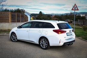 Toyota Auris Hybrid (elektro + benzín) - 5