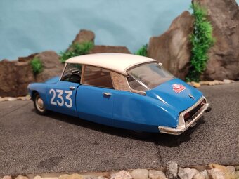 Prodám model 1:18 Citroen DS19 Berline 1963 - 5