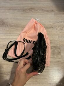 Miu Miu Wander matelassé nappa hobo bag - čierna (MM1) - 5