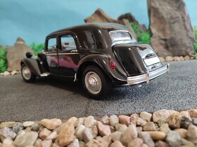 prodám model 1:18 citroen 15cv 6cyl 1952 - 5