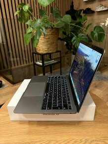 MacBook Air Retina 13 palcový r. 2019, Magic mouse a adaptér - 5