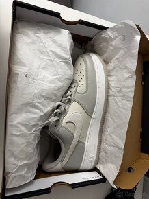 NIKE Air Force One Light Bone 42 - 5