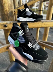 Nike Air Jordan Retro 4 - 5