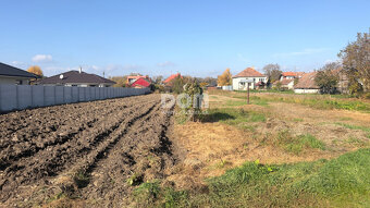 Rovinatý, slnečný pozemok blízko rybníka. - 5