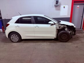 Kia Rio 1,3i benzín havarované - 5