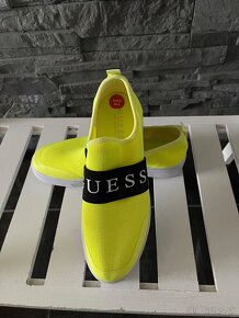 GUESS orig ruksak 30 eur tenisky Guess v.38,5 25 eur - 5