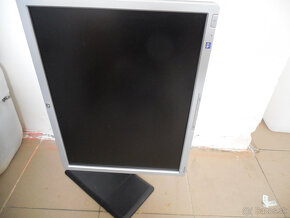 20"lcd HP za 20e 1600x1200 pixelov a 17"1280x1024 15e - 5