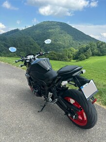 Suzuki GSR 750 - 5