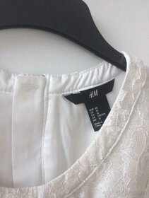 H&M nádherne čipkové krémovo- strieborné šaty, veľkosť 40 - 5