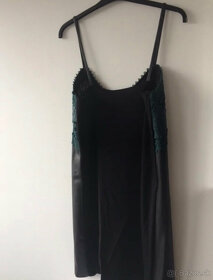 ZARA Čierne jemné koženkové šaty s vyšívaným detailom - 5