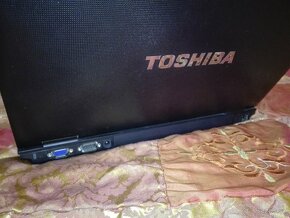 Toshiba. i5 4 x 3,2 GHz. 15,6“ HD+. 500 GB. WEB. COM port. - 5