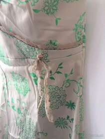 Saténovo pôsobiace krémové šaty so svetlo zelenými kvetmi - 5
