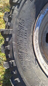 Predám terénne pneu 235/75R15 s diskami 6x139,7 - 5