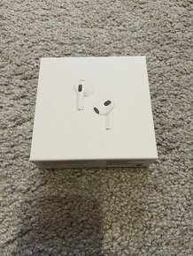 Apple AirPods (3. generácie) s nabíjacím puzdrom Magsafe - 5