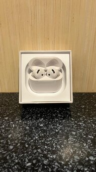 Apple AirPods 4 s aktívnym potlačením hluku - 5