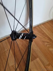 Predám karbónové kolesa Zipp 303 tubular - 5