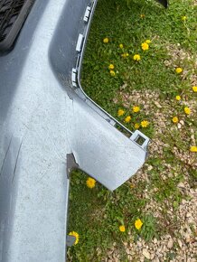 Corolla E12 HB predný nárazník Poškodený (kúsok chyba ) - 5