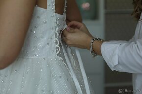 Svadobné šaty, závoj, lodičky a tenisky - 5