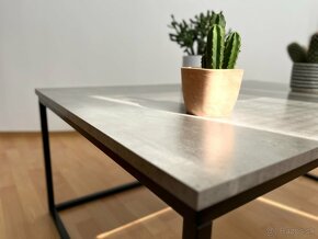 Krásny šedí stôl s kovovou čiernou konštrukciou - 5