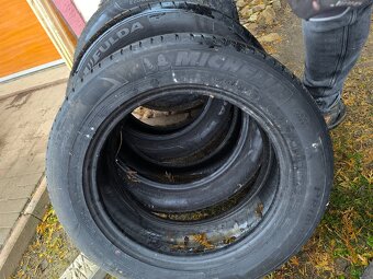 Predám letné pneu 215/55r16 - 5