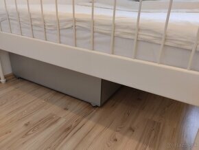 Predám krásnu bielu kovovú posteľ IKEA LEIRVIK - 5
