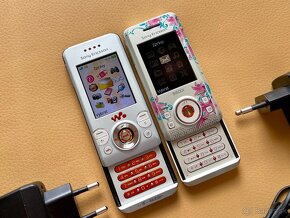 Sony Ericsson W580i a Sony Ericsson S500i - 5