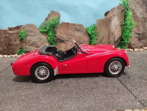 prodám model 1:18 triumph TR3a KYOSHO - 5