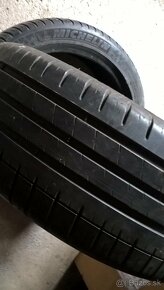 2 ks LETNÉ 215/45 ZR18 93Y MICHELIN cca 5-6 mm LEN 25,-€/kus - 5