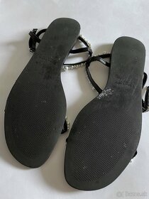 Zara ploché sandále capri s perlami, T remienok - 5