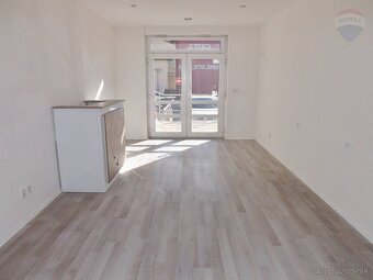 Na predaj obchodný priestor s celkovou výmerou 80 m2, centru - 5