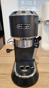 Pákový kávovar Delonghi Dedica EC685.BK + príslušenstvo - 5