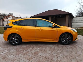 FORD FOCUS ST 2.0i - 5