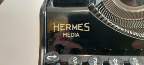 Krásny starožitný písací stroj Hermes media - 5