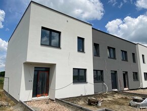 Dom v radovej zástavbe - Rovinka, 295 000 € - 5