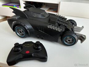 Auto na ovladanie RC Batmobil s figúrkou a katapultom - 5