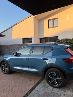 Predám Volvo XC40 B4 Plus Dark AWD - 5