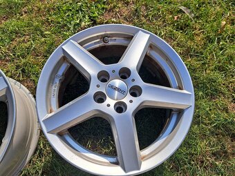 Elektrony Toyota yaris 15 - 5x100 plus snimace a srouby - 5