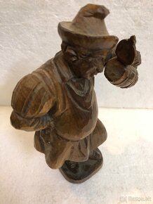 Stará drevená socha MUŽ S KRČAHOM - 5
