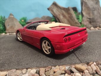 prodám model 1:18 ferrari F355 spider - 5