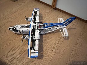 Lego Technic Cargo Plane #42025 - 5