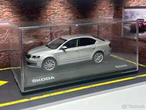 Škoda Octavia III 1:43 - strieborná, tónované sklá, EVČ - 5