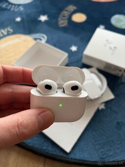 Apple AirPods (3. generácie) s Lightning nabíjacím puzdrom - 6