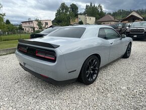 2020 Dodge Challenger 5,7 V8 AT8 R20 pastelová sivá - 6