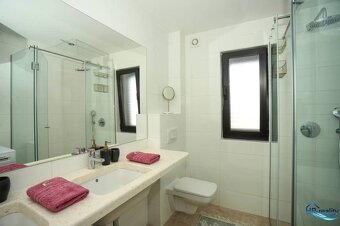 ☀Trogir/okolie – moderný apartmán so strešnou terasou a výhľ - 6