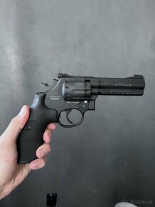 Vzduchový CO2 revolver Umarex Smith Wesson 586 4” 4,5mm - 6