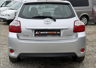 Toyota Auris 1,6 1.MAJITEL ČR 60tKm +ALU benzín manuál 97 kw - 6