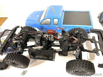 Axial SCX10 III Base Camp 4WD 1:10 RTR modrý + baterie a nab - 6