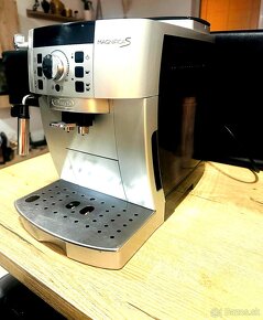 Kompaktný plnoautomatický kávovar De'Longhi Magnifica S ECAM - 6